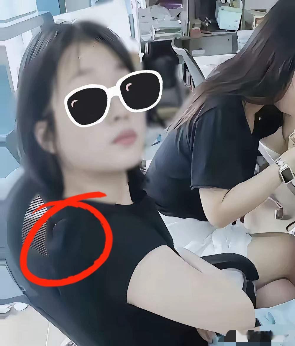 大家都看看女子黑短袖后部还有个没剪的标签，看来她平时不光白嫖餐食还白嫖衣服！
