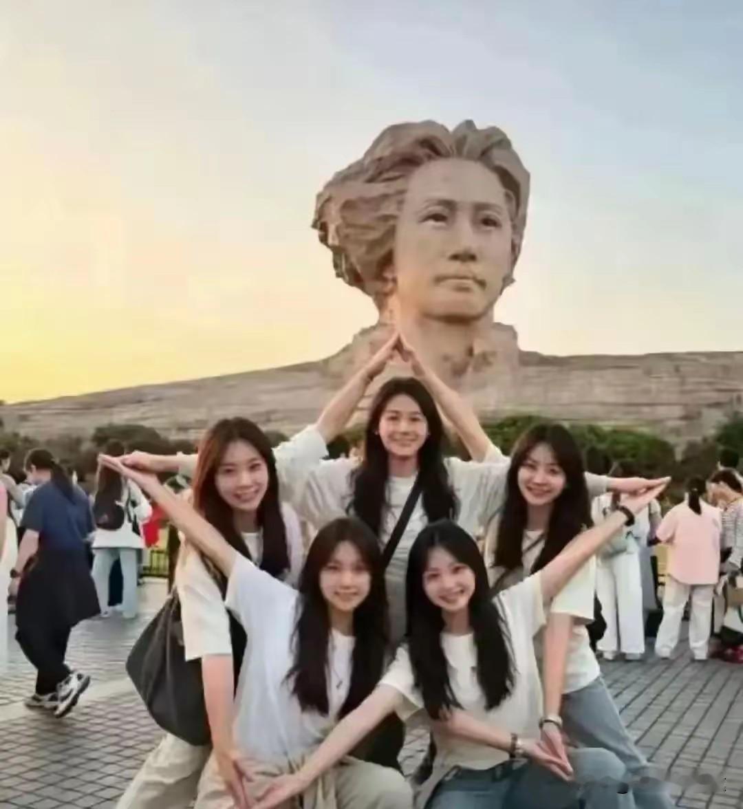 五个重庆姑娘，在橘子洲头的一张合影，让无数人红了眼眶，感动的哭了。

没穿汉服，