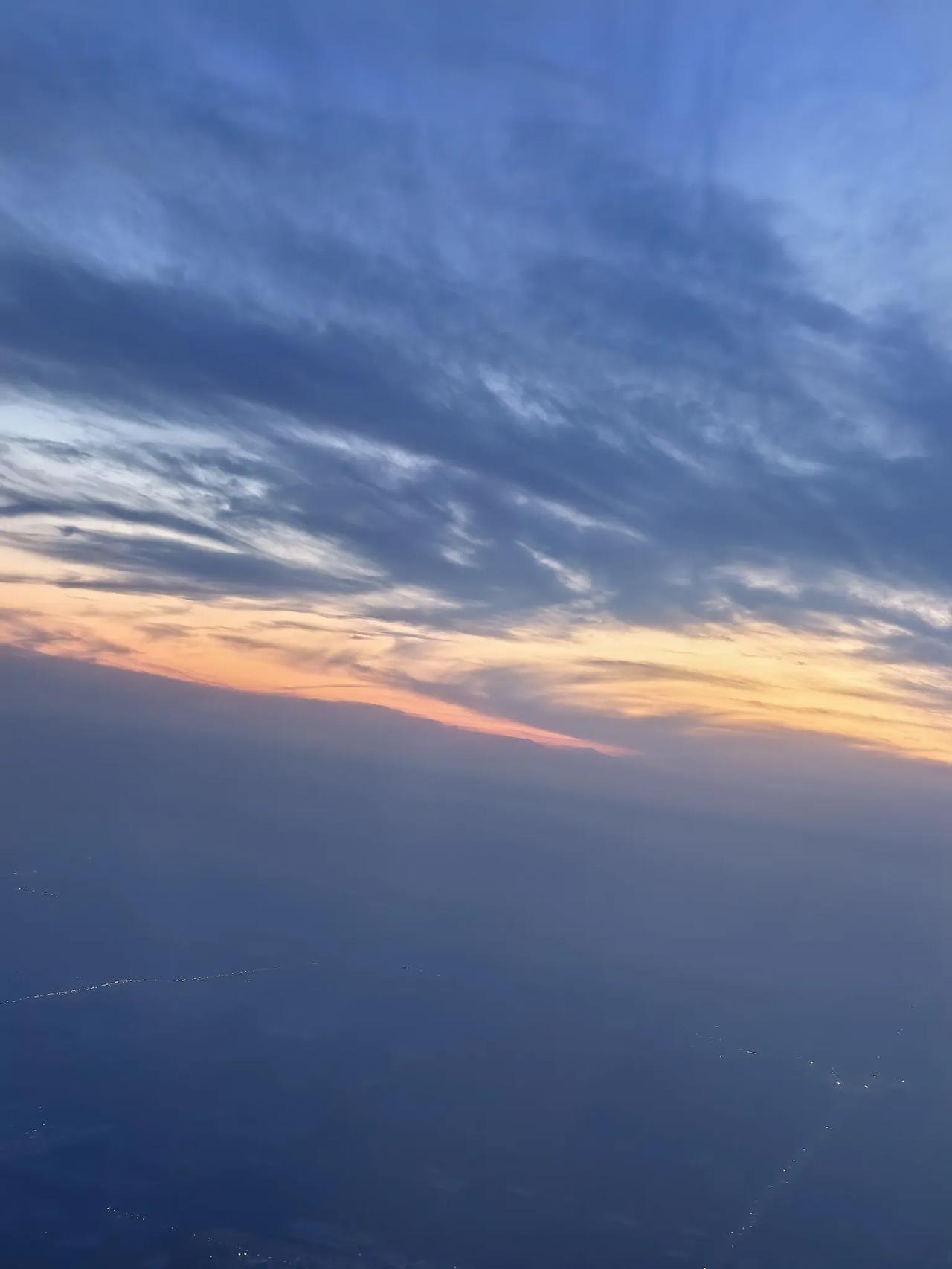 北京飞酒泉。追逐晨昏线，终于还是被远远抛在黑夜里。不过，夜航云层之上，青藏高原边