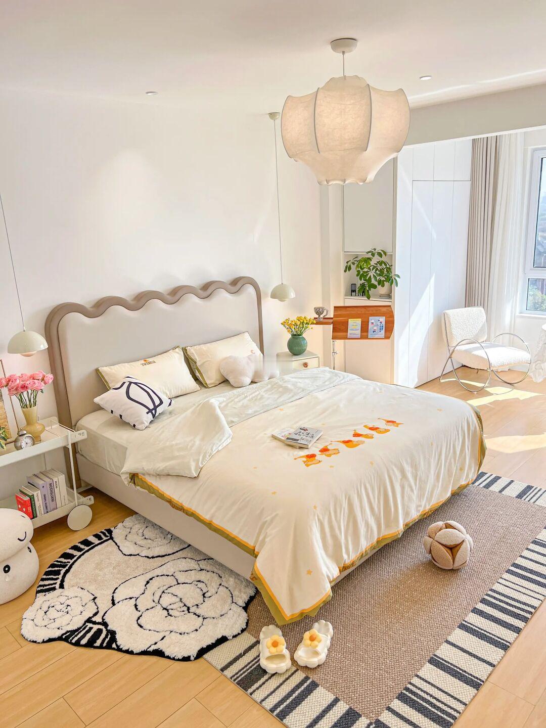 我宣布:这个清爽的奶油卧室是我的得意之作！