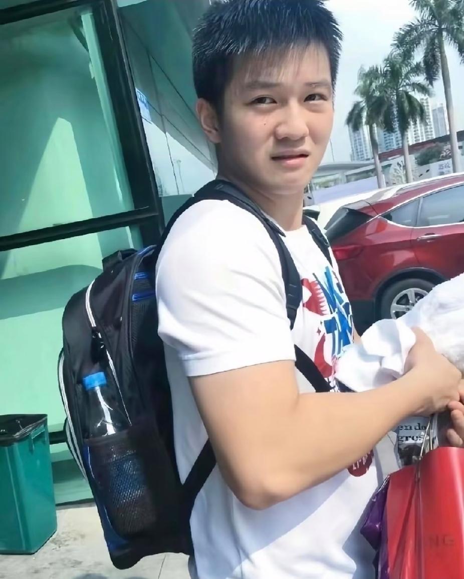 挖到一张少见的樊振东旧照，真的是第一次刷到！
 
一身简单白T恤，背着大大的双肩