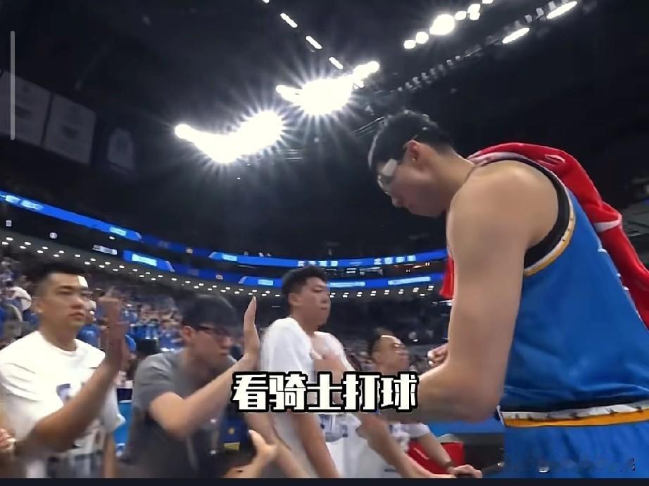还是周琦敢说啊！一旁主持人：可不敢说啊！

周琦在解说骑士对阵尼克斯的比赛期间，