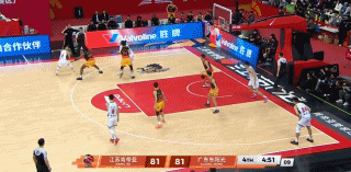 胡明轩命中“窜天猴式三分球”，这球不单很关键，技术动作也可圈可点

广东队末节主
