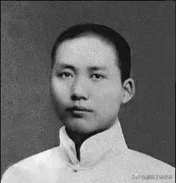 1918年，毛泽东在北京大学当图书管理员，月薪8元，毛泽东激动得热泪盈眶。8块钱