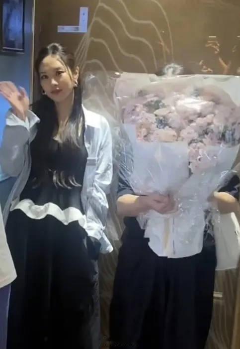 王霏霏师姐昨天那束花给了徐梦洁，宝莲真聚了！浪姐日记浪姐乘风2026