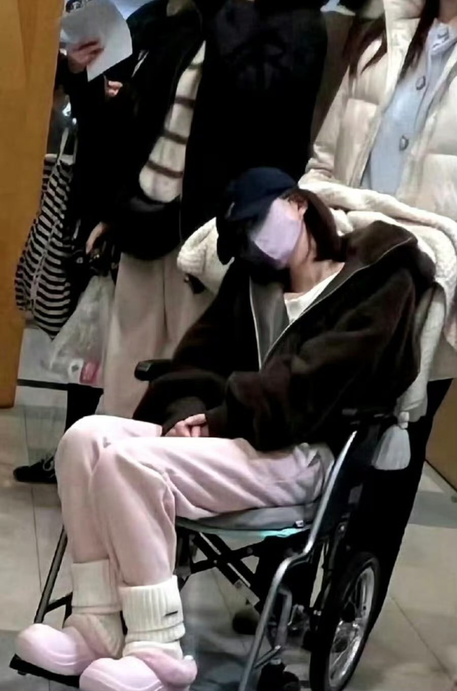赵露思说公司把她锁在酒店给她驱魔赵露思被锁在酒店驱魔 赵露思坐在轮椅上时，等来的