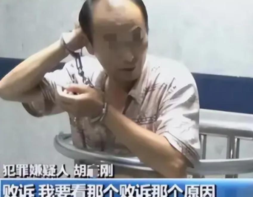 2015年，湖北一男子因为讨薪维权败诉后，在取法院判决回执单的时候，拿刀狠狠的刺