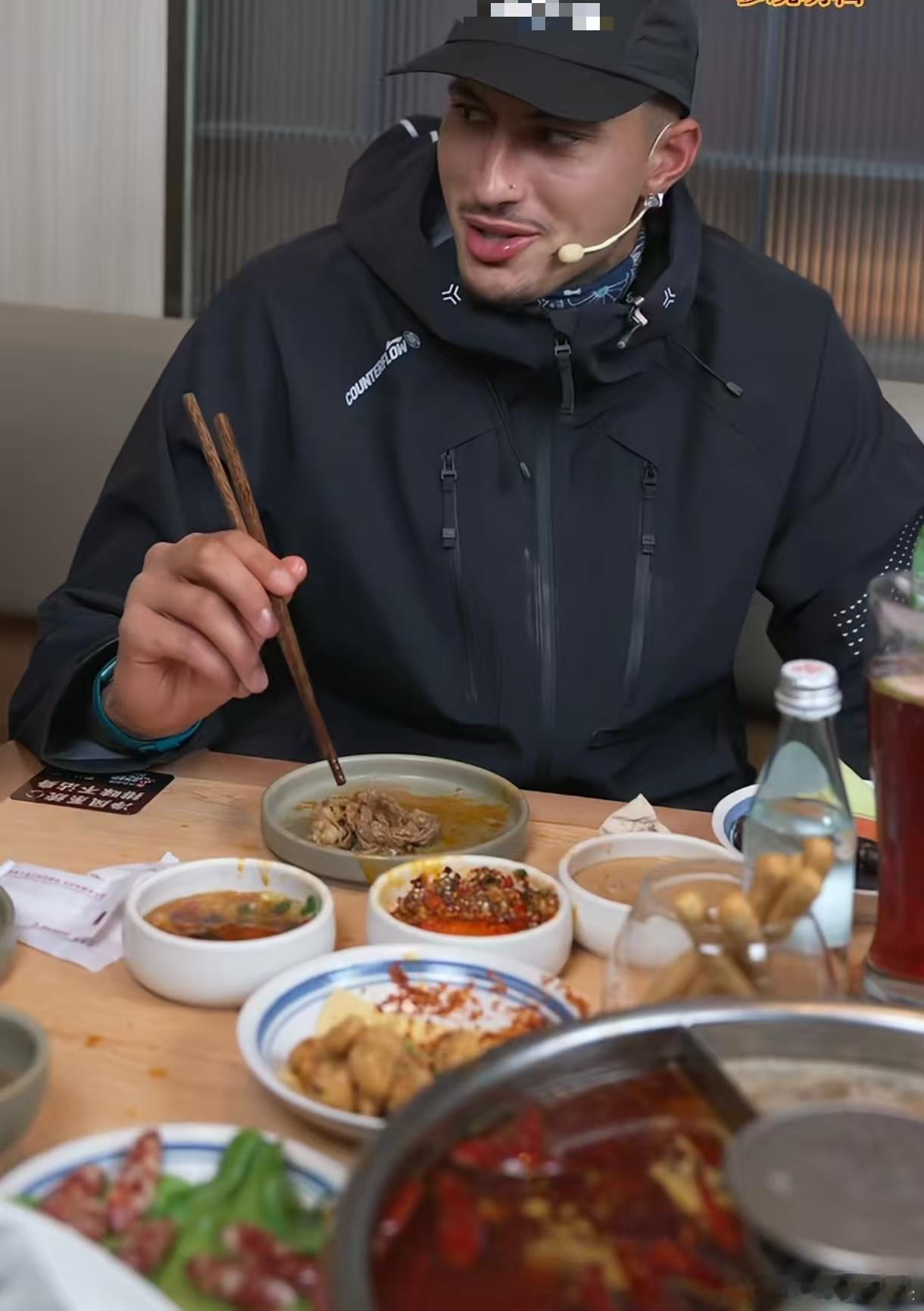 第一次见外国人把蘸料吃光盘第一次见外国朋友吃饭，竟把小碟里的蘸料吃得一滴不剩，连