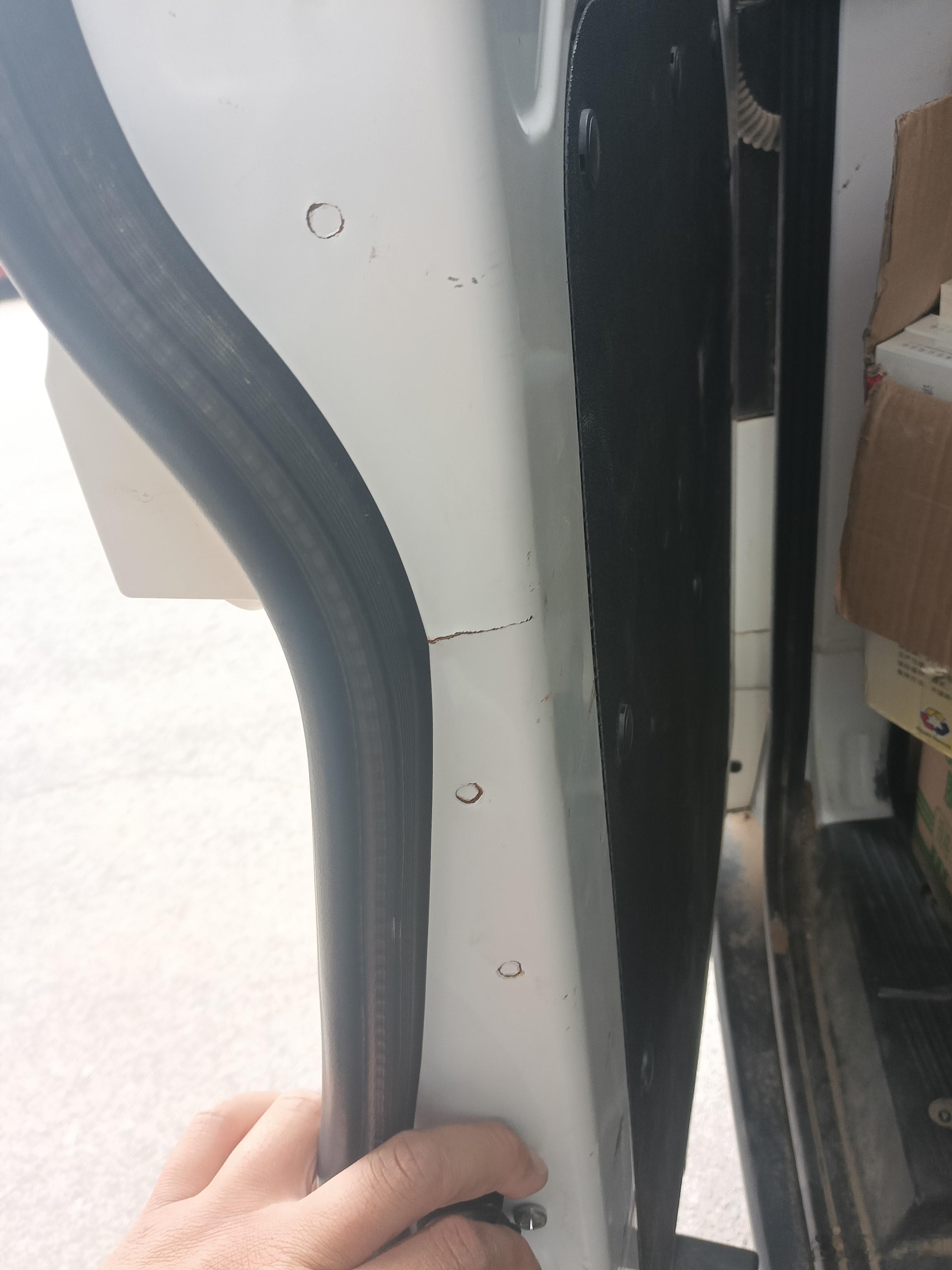 车主投诉【瑞驰新能源EC75车身多处生锈后门开裂要求厂家解决】车主李先生向汽车门