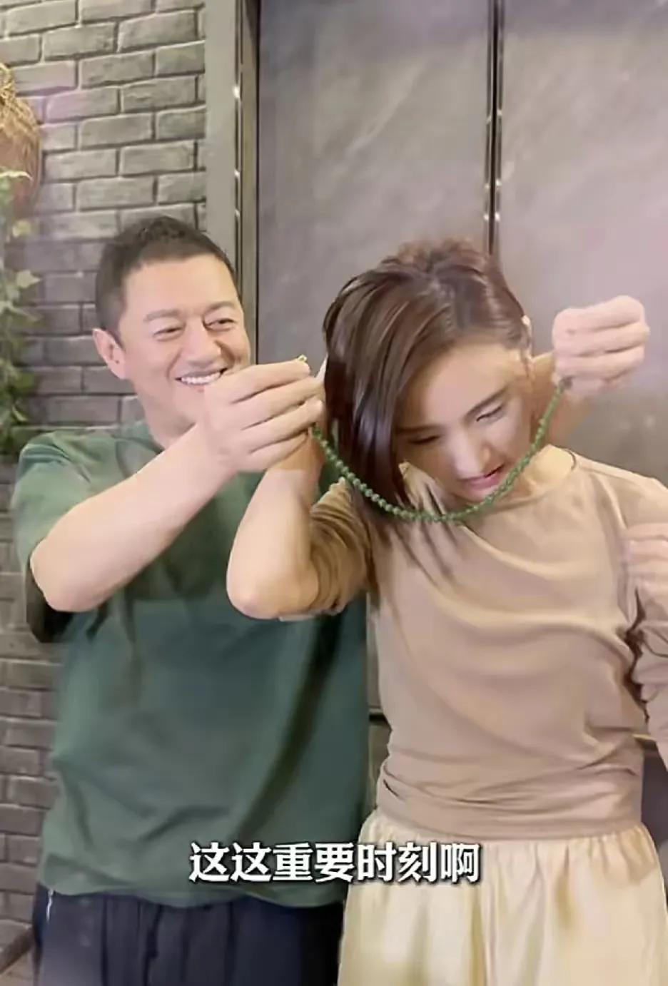 当李亚鹏的老婆值了！他在欠债的情况下，还花1.6亿给妻子买了翡翠项链！同样给他生