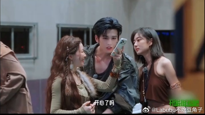 刘宇宁张凌赫丁程鑫周柯宇四男争一女张凌赫气泡音问开心了吗开始推理吧 刘宇宁、张凌