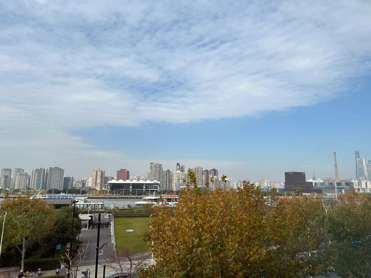 大家有没有发现这种现象：
男的穿衣服的样式、颜色都差不多
羽绒服基本都是黑色、灰
