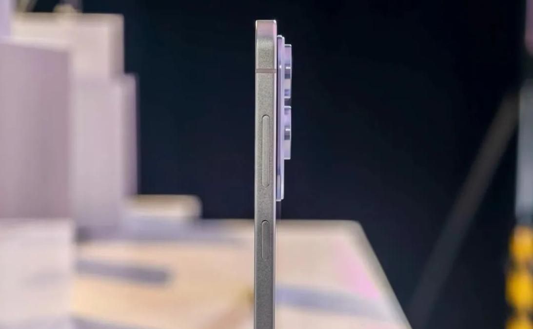 【超薄手机的风又刮起来了？】
OPPO这边直屏旗舰刚做到7.7mm，三星直接发了