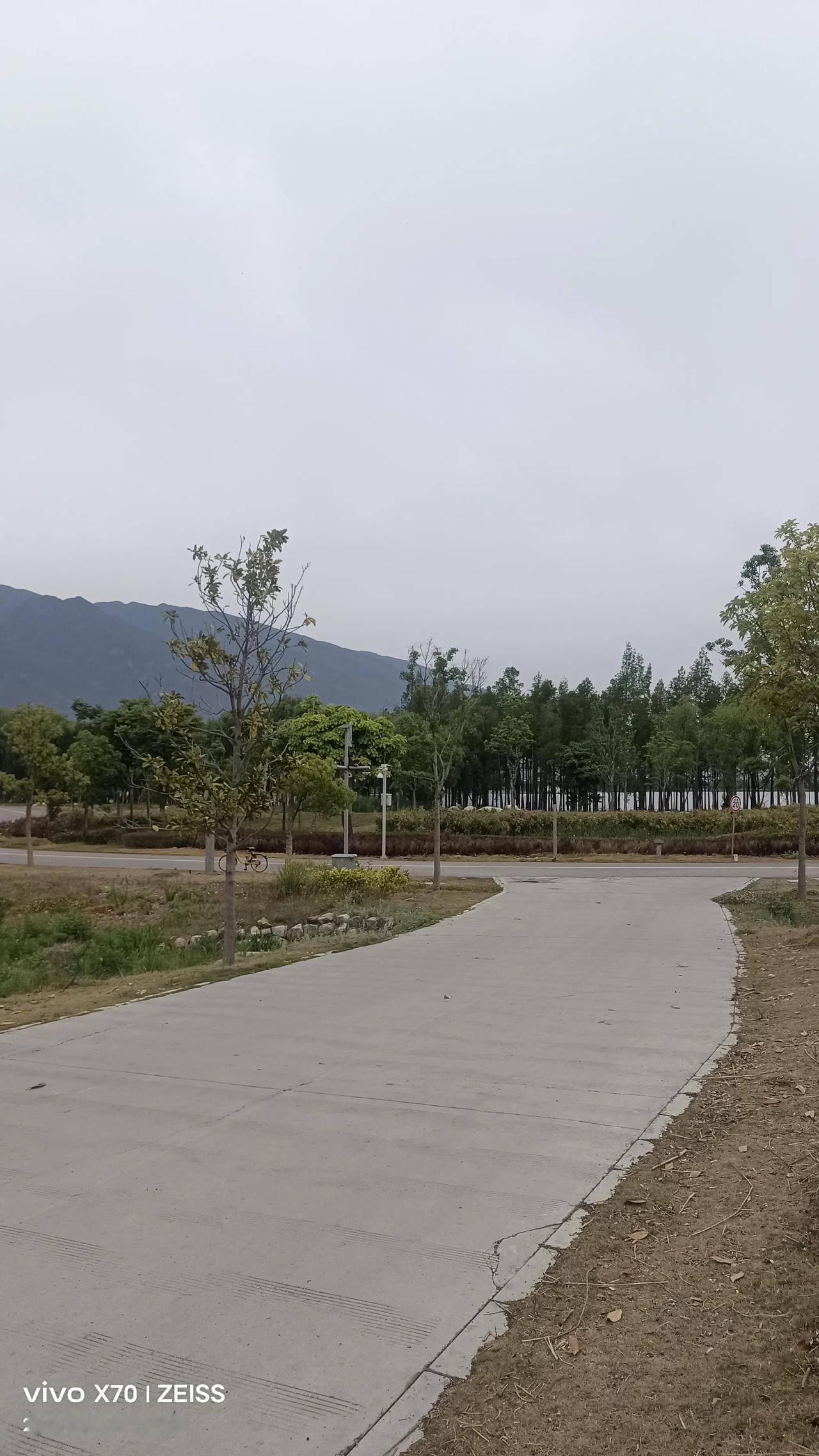 戳这里，一起来集邮> 五一，第一天早上下雨，下午洱海边没人！