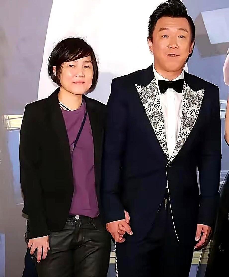 百亿影帝大年初二系着围裙，在青岛老丈人家厨房里切大葱。
前阵子黄渤一家四口街头聚