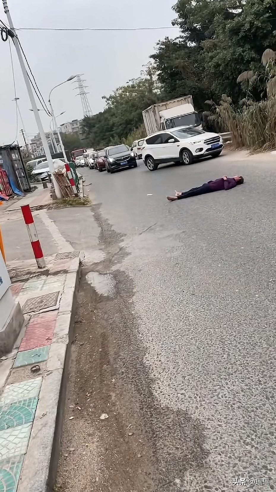 这种时候最优解就是报警原地等，不能下车，也不能强行过，万一出问题说不清