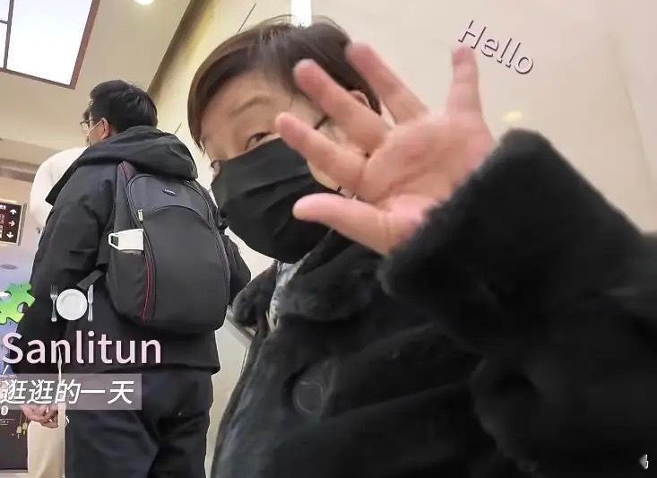 徐帆送19岁养女去三里屯逛街，冯小刚出镜打招呼，一家三口好幸福！！！ 