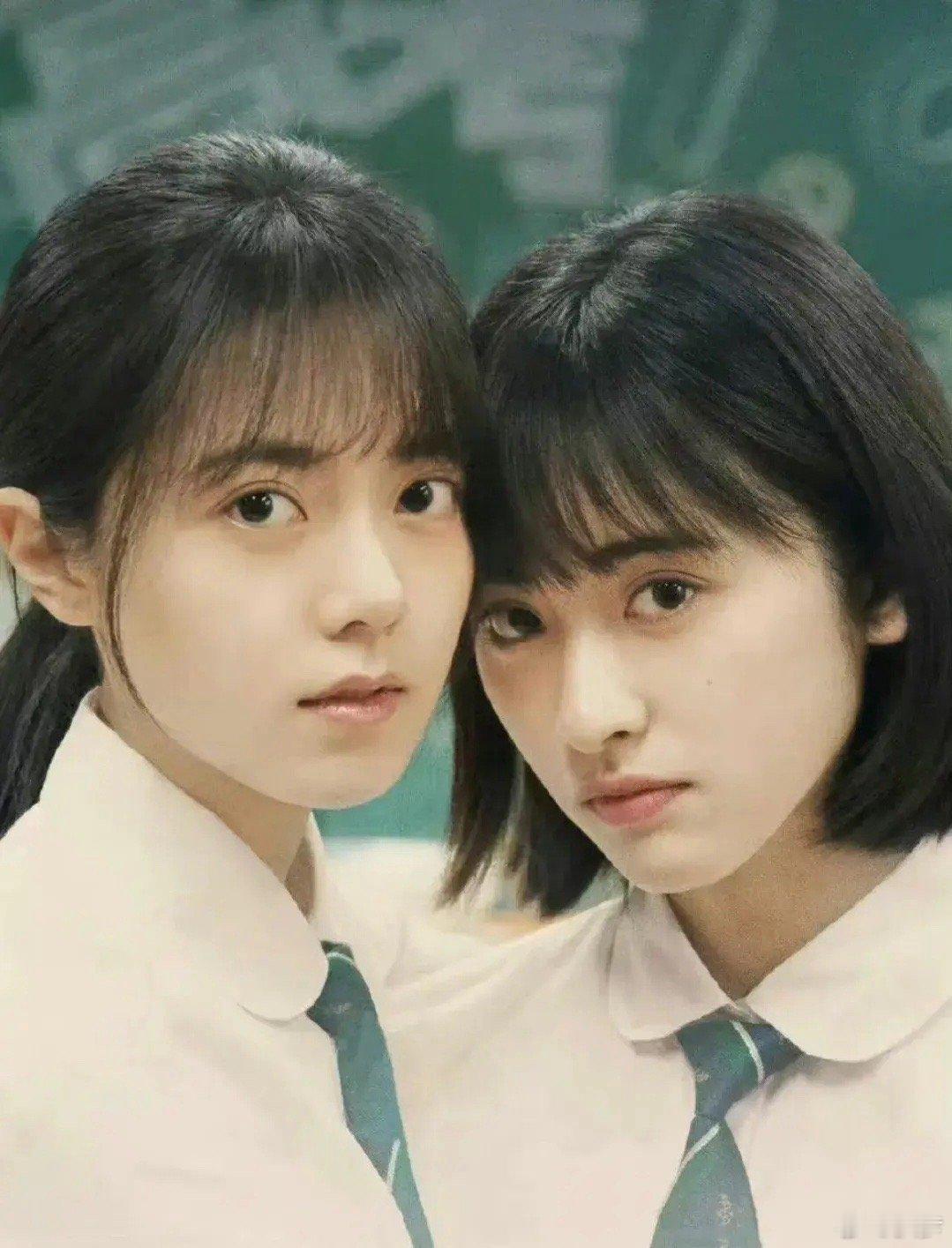 赵今麦和沈月虽说眼型不同，但都各有独特的美感，好像都是平扇型，辨识度极高。如果赵