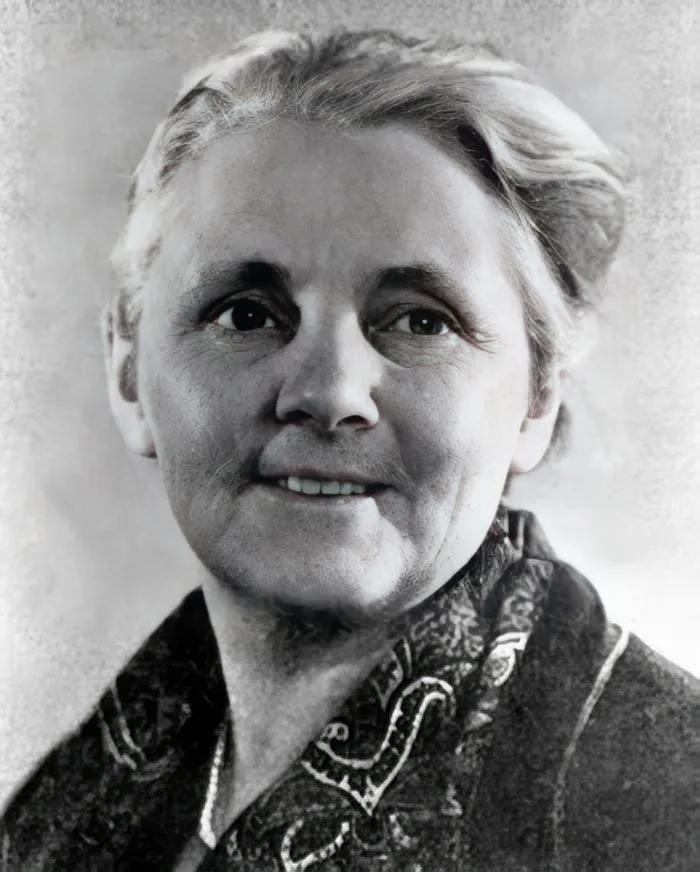 1970年3月29日，美国著名女记者、进步作家‌安娜·路易斯·斯特朗‌（Anna