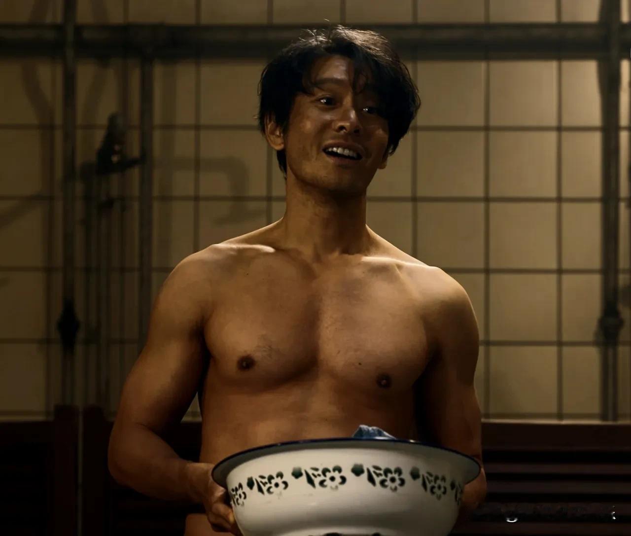 黄晓明第一次拍大尺度戏，电视剧《小城大事》里，一场洗澡的戏份露出八块腹肌和饱满的