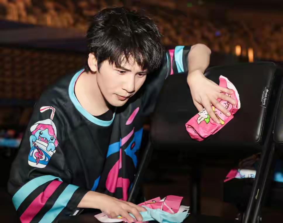 刘迎在大张伟的世界里，像个永远在线的“哆啦A梦”。长他三岁，是妻子，也是经纪人，