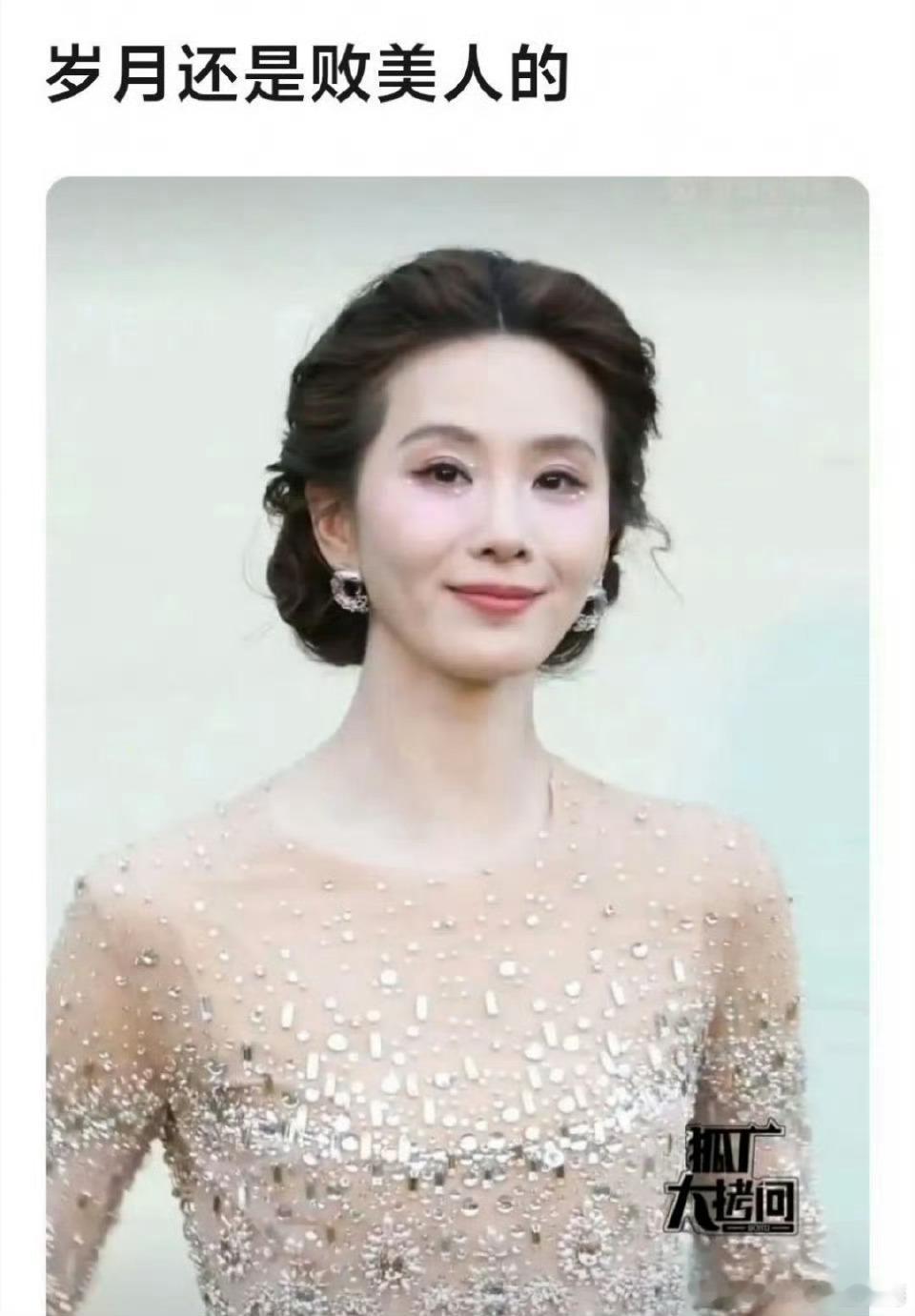刷到刘诗诗这次活动的生图，网友的评论笑疯了：“还是把纱披上吧”😂 说眼神空洞、