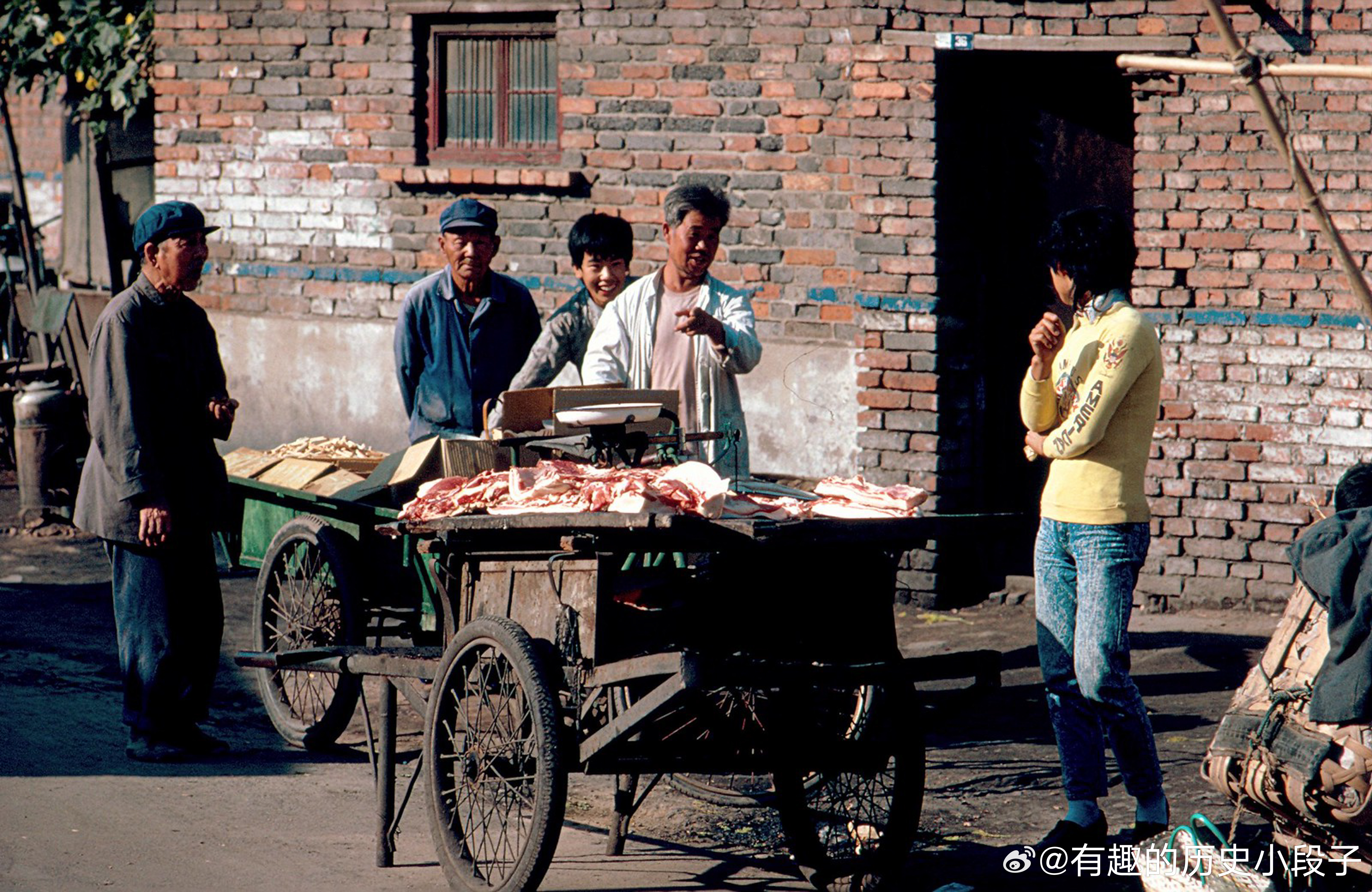 老照片  八十年代街边卖肉的摊位 