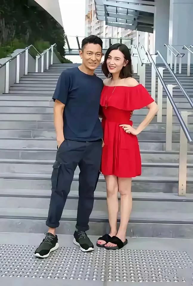 刘德华旁边女士是谁？非常有气质