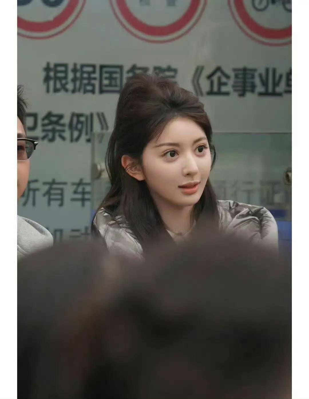 今年某省的艺考状元，据说没整容，天生就长这样 ​​​。
却被网友调侃：好惨呀！天