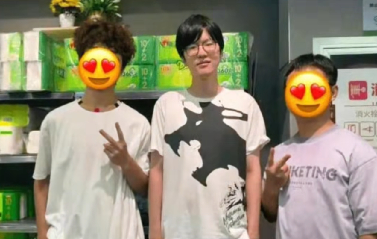 网友偶遇Jiejie与家人在南通逛街2025lpl第三赛段2025lpl英雄联盟