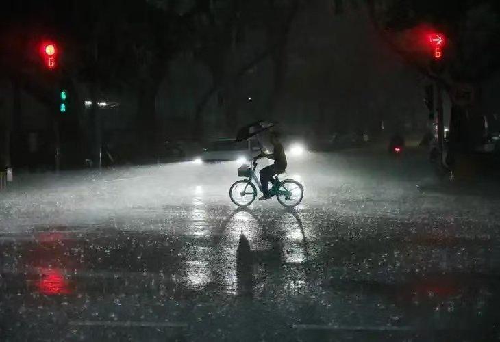 广东人被雷雨暴击了广东的雷雨说来就来，猝不及防的狂风雷电刷屏。天气变化毫无预兆，