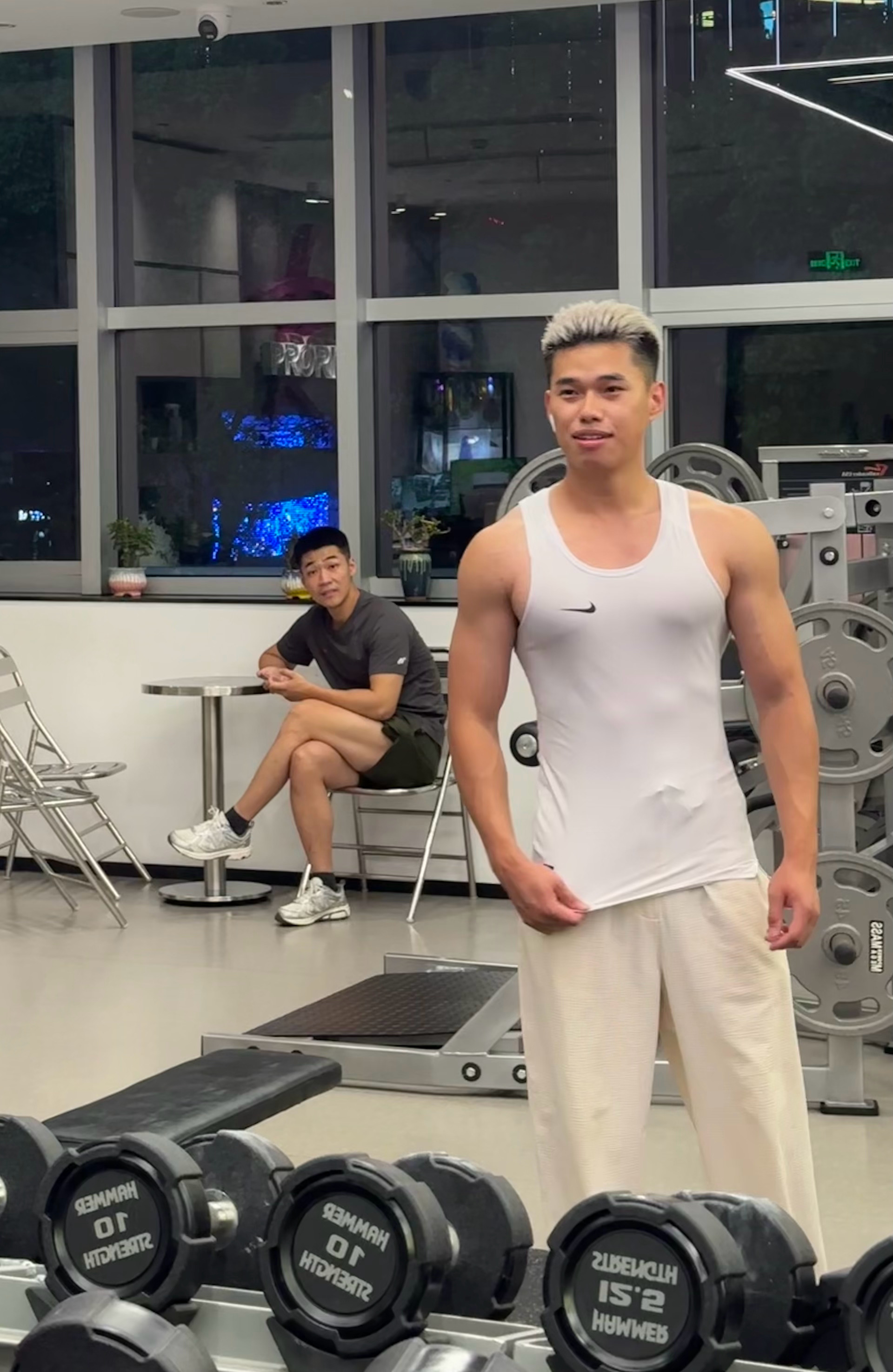 聪式生活 今天练个胸，我发现不熬夜精力就变好是真的[泪奔] ​​​