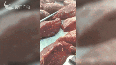 “大快人心！”近日，福建厦门，4个市场摊贩为了能多赚钱，竟然进货母猪肉当成牛肉售
