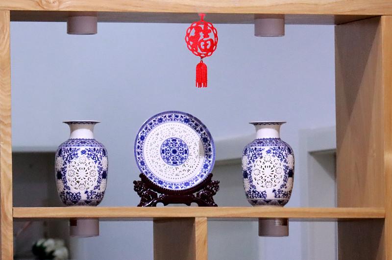 大家喜欢瓷器吗？我超爱！就说我家那个青花瓷，是去年暑假在景德镇买的。它搁在进门的
