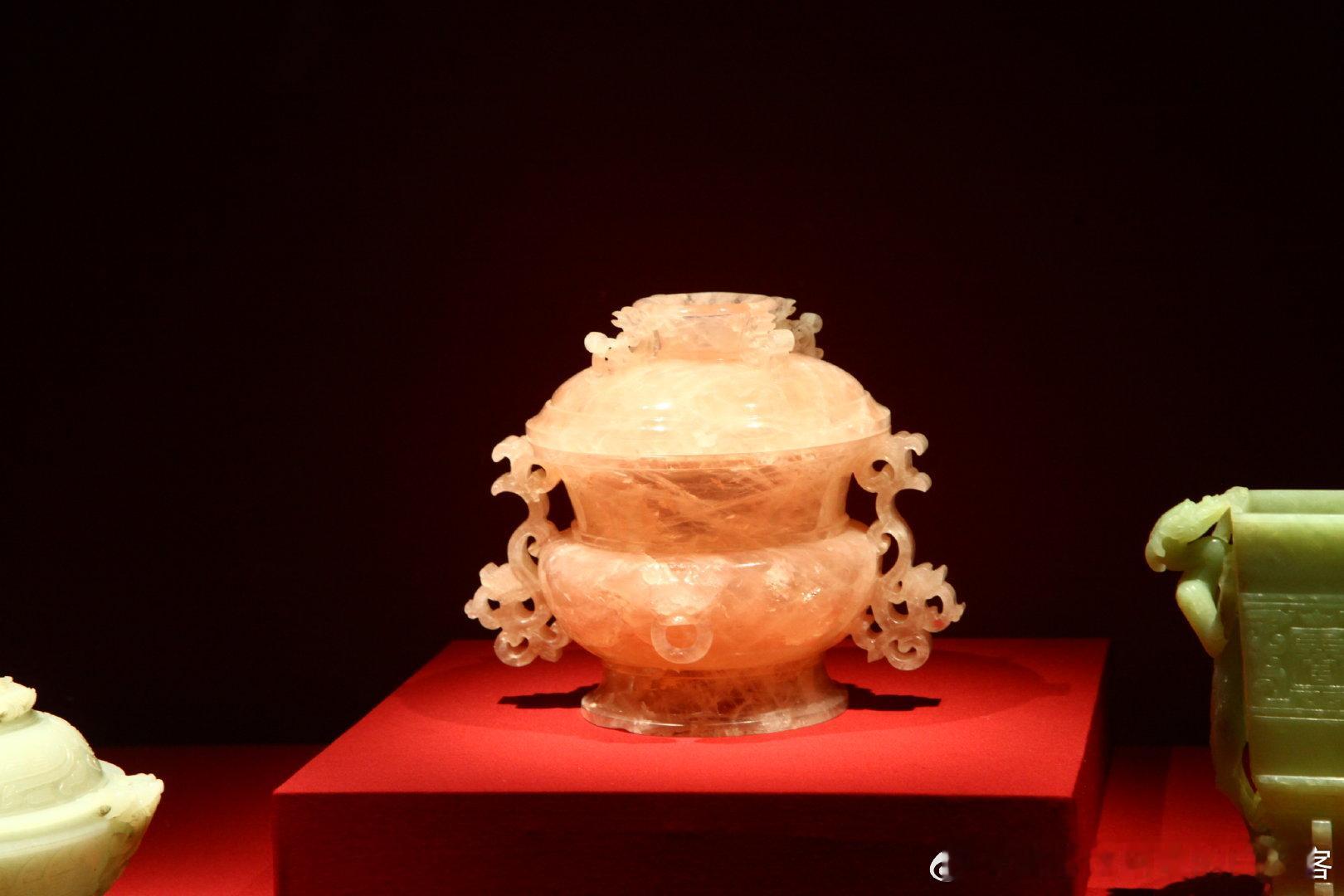 #白衣刷展#  趁换展完毕再来南博院看“玉润中华”，小粉炉已经被挡起栏杆，肖家屋
