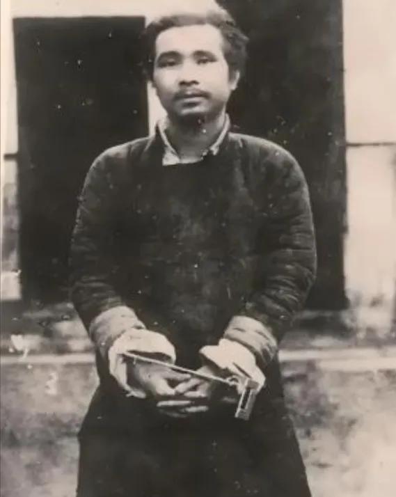 一张让人泪目的烈士遗照！这是1935年牟永大临刑前，家人买通狱卒请人给他拍的，此