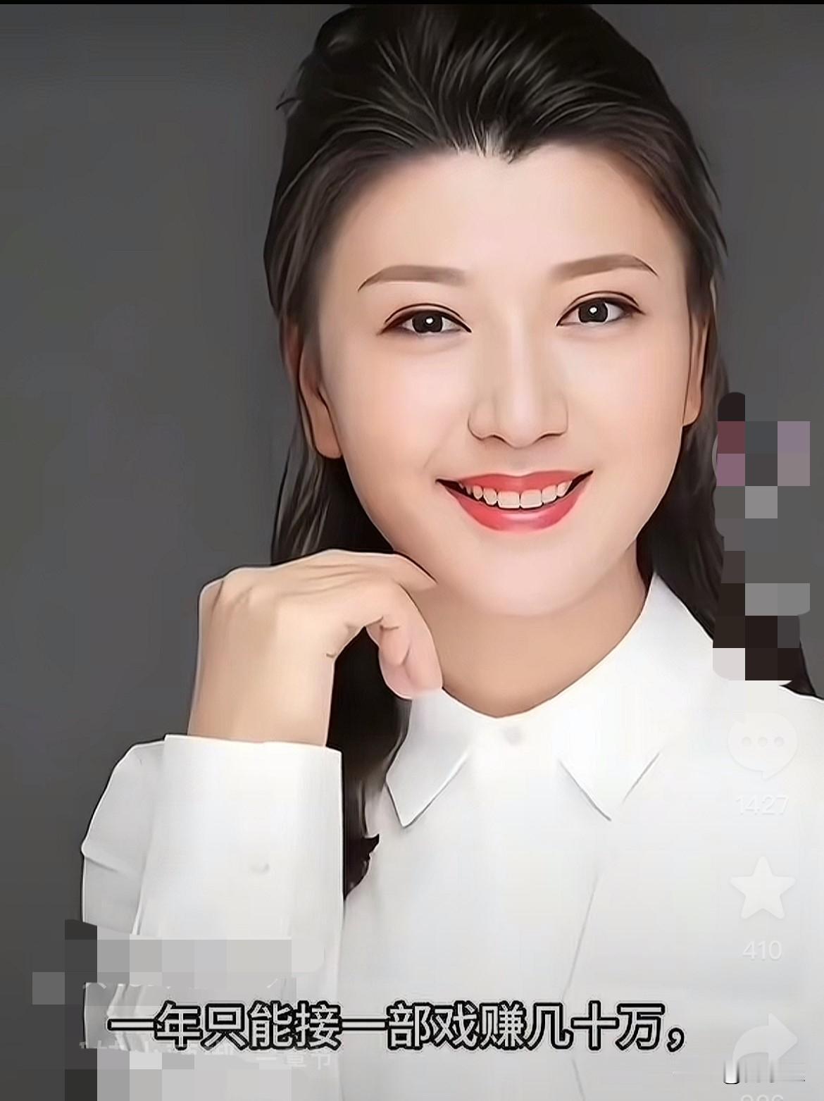 是哭穷，还是摆谱？一顿饭吃11个菜，客厅大得能打球！闫学晶却怪儿子1年才赚几十万