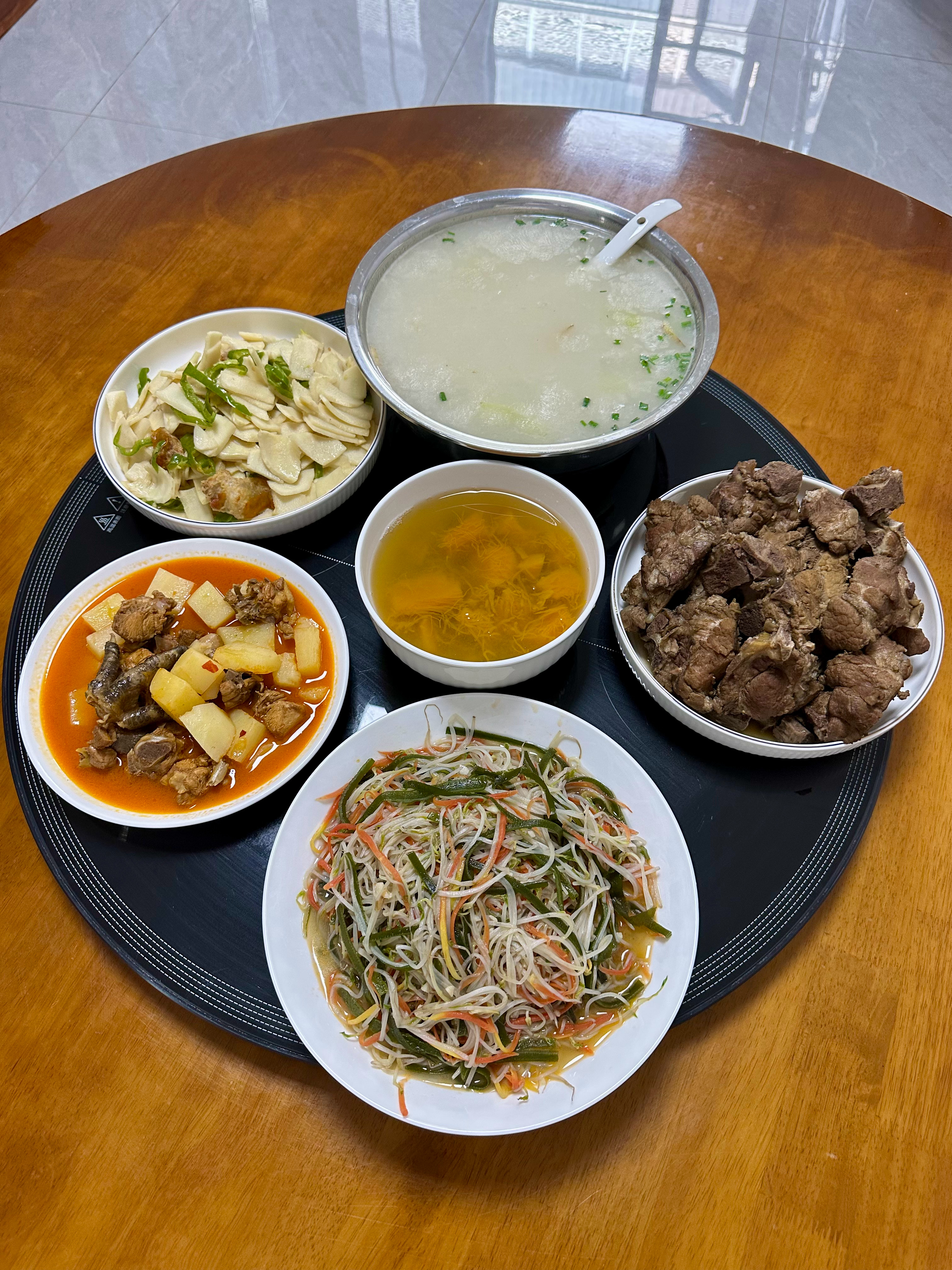 高温天气饮食清淡，瑶柱冬瓜汤泡饭好评。过去的四十五天，运动加合理饮食，体重减轻十