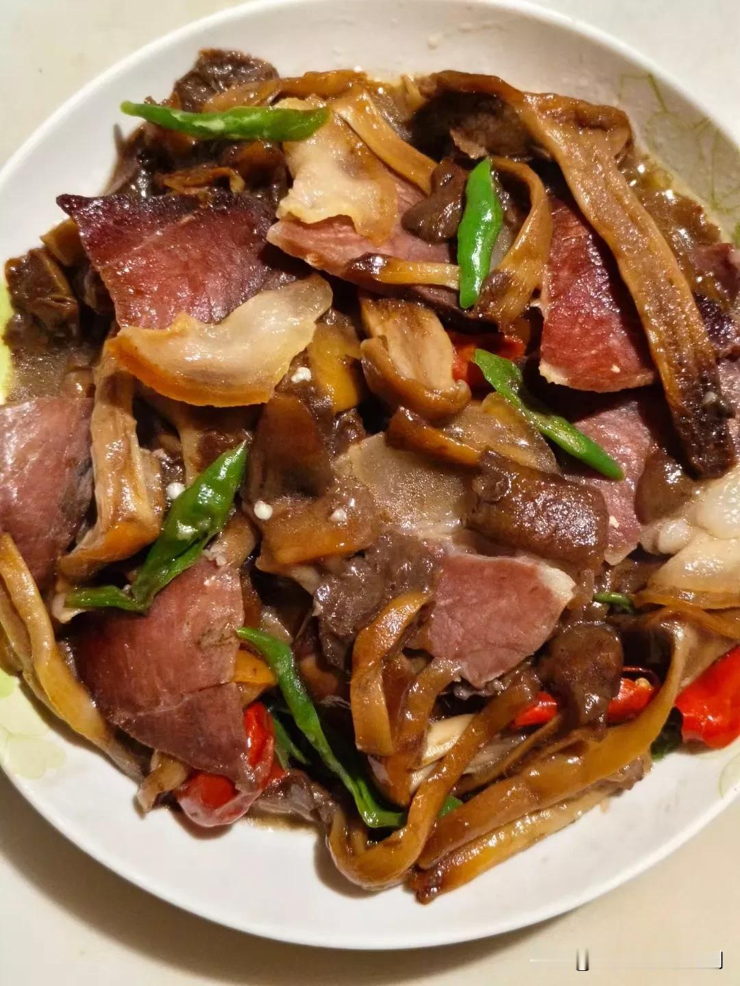 农村生活，十一点吃饭，很正常的，冰箱里面的菌子，最后吃一餐了。要等到明年了。感觉