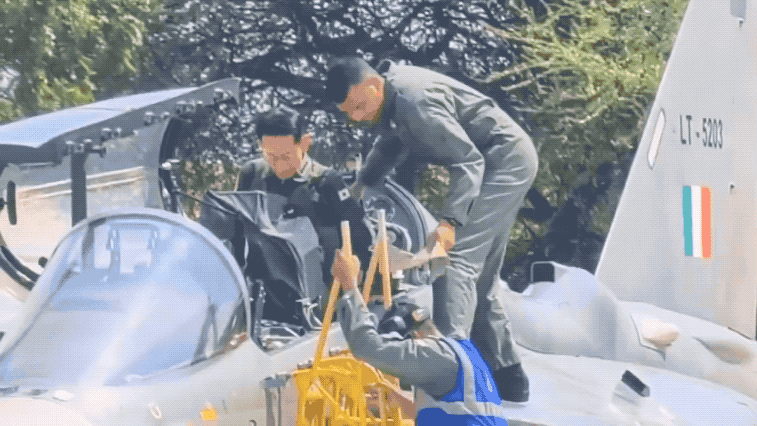 印度终于把光辉战机这个屎一样的战机，送给日本吃下去了！9月20日，拉贾斯坦邦焦特