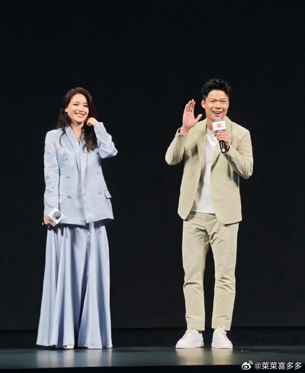 舒淇苏炳添现身小米发布会哇～舒淇还是那么美，真是优雅又大气苏炳添也真的很帅，两个
