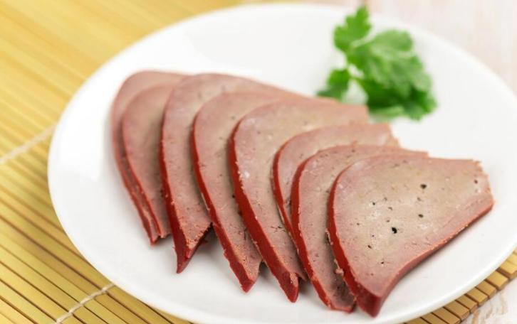 猪肝再次成为关注对象！医生发现：常吃猪肝，可能会收获 4 大好处
农村大集上的猪