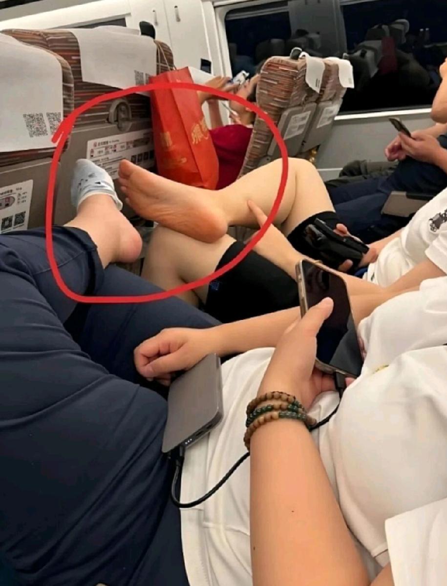 看到这一幕，说实话，心里堵得慌。高铁是公共空间，不是谁家的炕头，脱鞋晾脚、霸占座