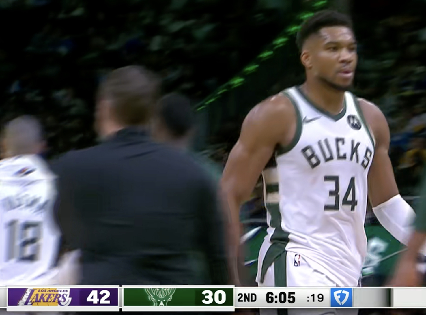 暂停！湖人42-30领先雄鹿 第二节还有6分钟