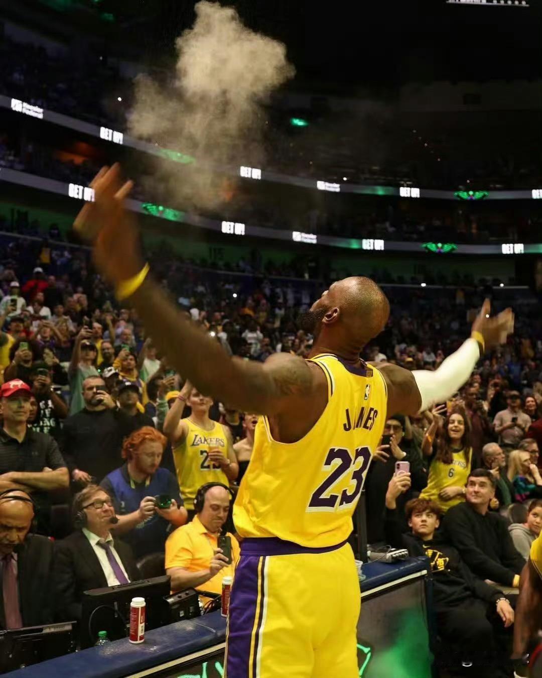 我觉得目前詹姆斯首先需要的是尊重，像湖人目前这样的态度并不尊重他，他很难留下。如