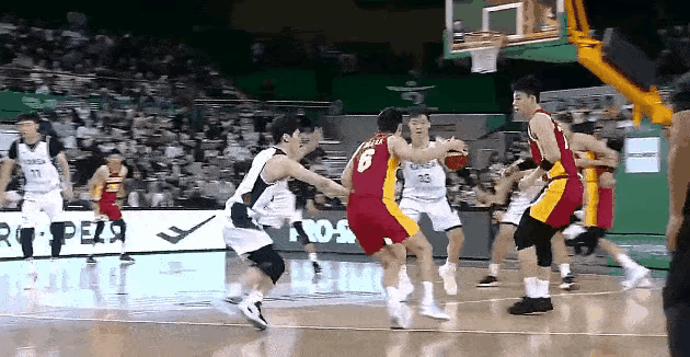 韩国男篮太脏了……中国男篮就一个程帅澎手感来了，被干下去了！中国男篮对阵韩国两连