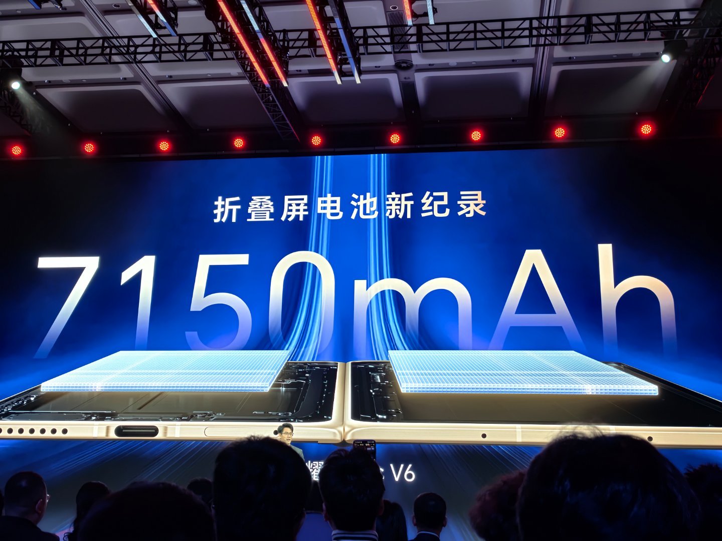 荣耀magic v6 现场来真的，又是现场用电钻，又是“引体向上”，完全不怕实测