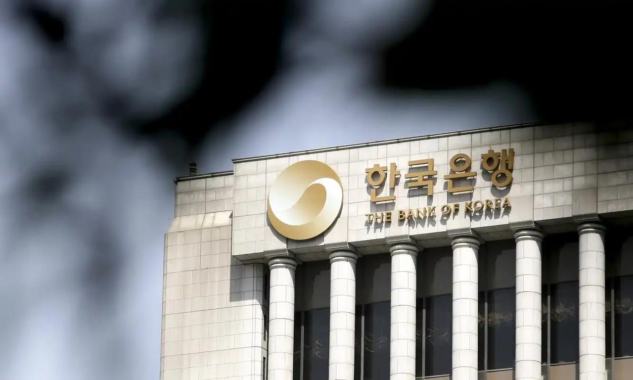 韩国央行突然跳出来发了个判断，说全球半导体市场还是供不应求，AI驱动的芯片超级周