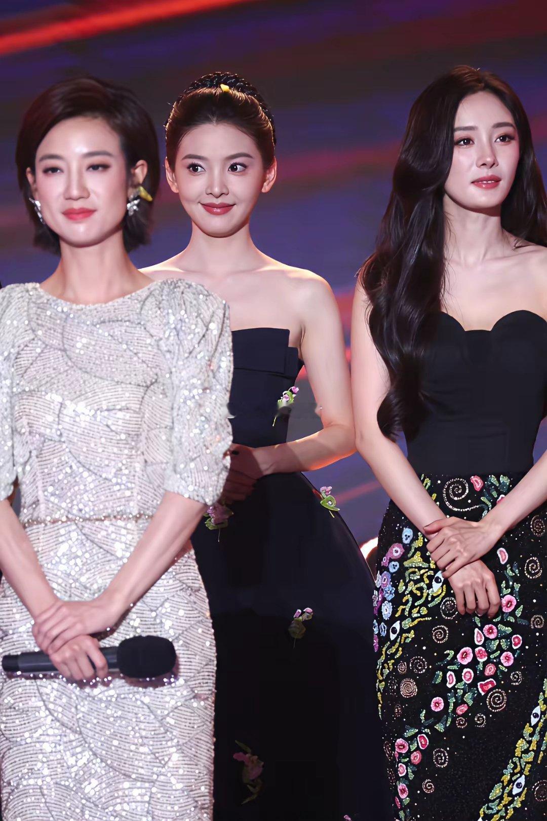 看周雨彤和章若楠的这个同框，我是真不信俩人是所谓的“好朋友”。对周雨彤没恶意，但