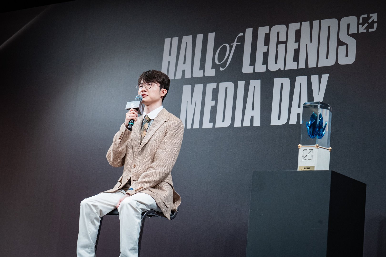 #Faker名人堂颁奖仪式# Faker名人堂颁奖仪式好隆重啊！T1全体出席，F